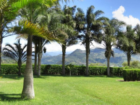 Villa de descaso en El Yas de Paraiso / Cartago